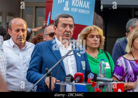 Izmir, Turquie. 11 juillet 2023. Le maire d'Izmir Konak, Abdul Batur, prononce des discours lors de l'événement. Des citoyens bosniaques vivant à Izmir ont organisé une cérémonie commémorative à l’occasion du 28e anniversaire du massacre de Srebrenica. Crédit : SOPA Images Limited/Alamy Live News Banque D'Images