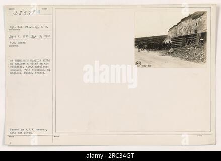 Une image d'une station d'ambulance construite à côté d'une falaise sur le bord de la route. La photographie a été prise le 2 mai 1918, à Samogneux, Meuse, France. Il dispose du Sgt. 1ed. Fineberg, B. C. de la 315e compagnie d'ambulance de la 79e division. La photo a été transmise par le censeur de l'A.E.F. mais la date exacte n'est pas précisée dans les dossiers. Banque D'Images