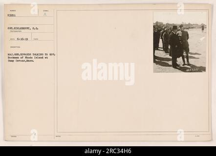 Le major général Edwards engage une conversation avec le gouverneur Beekman du Rhode Island au Camp Devens, Massachusetts. La photographie, prise le 16 juin 1919, capture leur interaction. Cette image fait partie de la collection SYRO C Notes, avec le numéro attribué 453251. Le photographe crédité est le sergent Eikleberry, S. C. Banque D'Images