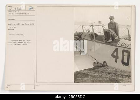 Un soldat est vu quittant un avion de manière incorrecte à Love Field, Dallas, Texas. Cette photo a été prise le 11 septembre 1918 et a reçu le numéro de photographe 20865. La description qui l'accompagne avertit que c'est la mauvaise façon de débarquer d'un avion. Banque D'Images