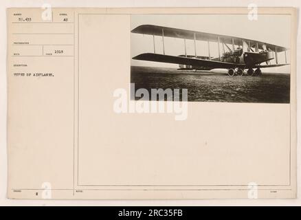 Avions de chasse américains sur un aérodrome militaire pendant la première Guerre mondiale. Ces avions comprennent différents types tels que le JN-4 'Jenny', SPAD S.XIII, et Curtiss JN-4D. L'image capture la diversité des avions utilisés par l'armée américaine pendant la guerre. Banque D'Images
