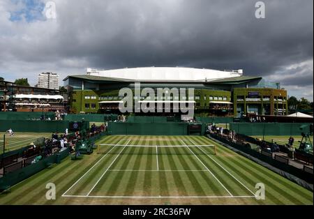 Une vue générale de nuages sombres apparaît sur le court central le dixième jour des championnats de Wimbledon 2023 au All England Lawn tennis and Croquet Club de Wimbledon. Date de la photo : mercredi 12 juillet 2023. Banque D'Images