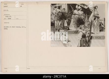 Défilé du quatrième juillet à New York, 1918. Cette photographie, prise par un photographe du C.P.I., montre les activités militaires pendant la première Guerre mondiale. L'image capture l'esprit patriotique de l'événement, avec des soldats marchant en uniforme, accompagnés de drapeaux américains et de spectateurs acclamés. Banque D'Images