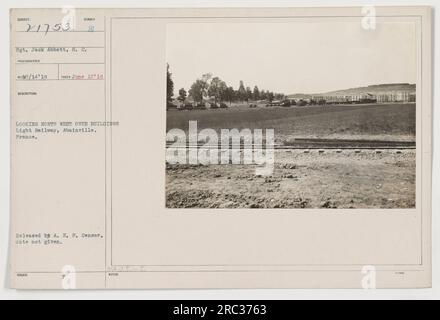 Le sergent Jack Abbott du signal corps est photographié regardant vers le nord-ouest au-dessus des bâtiments près d'Abainville, France. L'image représente un chemin de fer léger dans la région. La photographie a été prise le 12 juin 1918. La photographie a été publiée par l'A.E.F. Censurer mais la date exacte de la libération est inconnue. MA.Q.t.rit. Banque D'Images