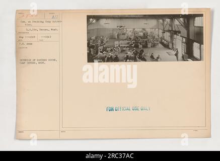 Intérieur de la maison d'hôtes à Camp Devens, Massachusetts. Cette photographie a été prise en mai 1918 par L.A. dix. La Maison de l'hôtesse a fourni un espace pour les activités récréatives et de détente pour le personnel militaire pendant la première Guerre mondiale. L'image faisait partie de la documentation officielle des activités du camp d'entraînement. Banque D'Images