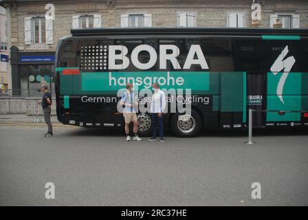 Tarbes, France-6 juillet 2023 : la sixième étape du Tour de France part de Tarbes. De nombreux cyclistes ont assisté aux événements qui ont eu lieu quelques heures avant la course. Banque D'Images