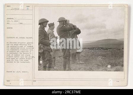 Le brigadier général américain et l'état-major observant l'encerclement de Montsee, une colline fortifiée dans la rue Mihiel saillant pendant la première Guerre mondiale. Le poste de commandement de fortune du général, composé d'une feuille et de divers papiers, est visible. Montsee est vu en arrière-plan. Censuré par A.E.P.' Banque D'Images