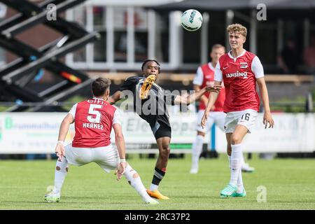 Tubbergen, pays-Bas. 12 juillet 2023. Tubbergen, 12 juillet 2023, Milos Kerkez de l'AZ, William Balikwisha de Standard et Sven Mijnans de l'AZ se battent pour le ballon lors d'un match amical entre le Belge Standard de Liège et le Néerlandais AZ Alkmaar, lors de leur camp d'entraînement d'été, mercredi 12 juillet 2023 à Tubbergen, pour préparer la saison 2023-2024. BELGA PHOTO BRUNO FAHY crédit : Belga News Agency/Alamy Live News Banque D'Images