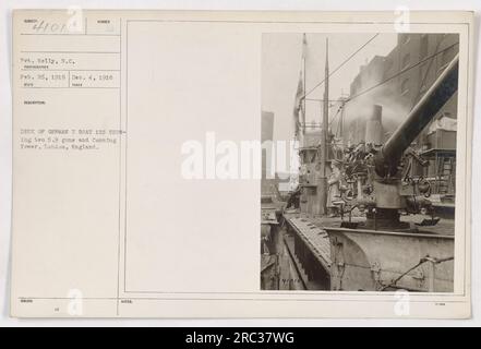 Un soldat, le soldat Kelly, a capturé une photographie le 26 février 1919, à Londres, en Angleterre. L'image révèle l'intérieur d'un U-boot allemand, identifié comme U-155, présentant deux canons de 5,9 et la tour Conning. Les notes font référence à l'identificateur unique de l'image, 41010, du 4 décembre 1918. Banque D'Images