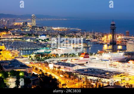 Vue aérienne de la Skyline de Barcelone illuminée au crépuscule Banque D'Images