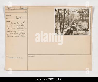 Tranchées d'officiers étudiants à fort Sheridan, qui font partie de leur camp d'entraînement pendant la première Guerre mondiale. La photographie montre une section de tranchées, y compris une tranchée de tir avec des troupes. Prise en '/17, elle a reçu le numéro 790 dans la collection de photographies des activités militaires américaines. Tel que publié sur le 0. P. I. Laboratoire. Banque D'Images