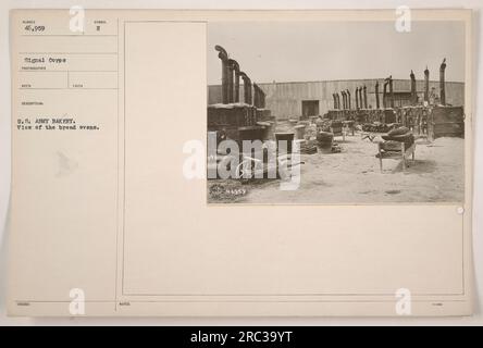 ÉTATS-UNIS Boulangerie de l'armée mettant en valeur la vue sur les fours à pain. La photographie, prise par le photographe signal corps, représente des fours à pain aux États-Unis Boulangerie militaire. Cette image particulière est étiquetée 46959 dans la collection de photographies du signal corps documentant les activités militaires américaines pendant la guerre mondiale 1. Banque D'Images