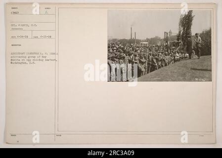 Directeur adjoint L.C. Drake s'adressant à un groupe de Boy Scouts lors d'un concours de roulage d'oeufs à Washington, DC La photo a été prise par le caporal Warner le 21 avril 1919 et enregistrée le 24 avril 1919. Il s'agit de l'image numéro 47467 de la collection. Banque D'Images