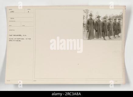 Groupe de sous-officiers de la 27e division au camp Wadsworth, en Caroline du Sud. Il s'agit d'une photographie prise par le photographe Seed, avec le numéro de référence 4707 dans la série 111-SC-4707. Les non-coms sont vus debout ensemble pour l'image. Les notes supplémentaires fournies incluent le symbole de code « H » et le numéro d'identification 54107. Banque D'Images