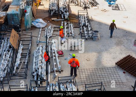 Milan Italie - 26 avril 2023 : Groupe de travailleurs de la construction sur le chantier Banque D'Images