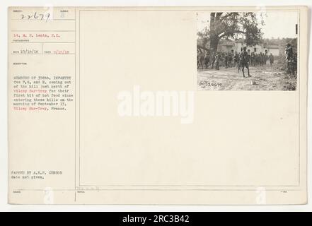 Soldats américains des 358e compagnies d'infanterie F, G et H, quittant la colline au nord de Vilcey sur-Trey en France le 15 septembre 1918, pour leur premier repas chaud depuis leur arrivée dans la région le 13 septembre. Cette photographie a été prise par le lieutenant M. S. Lentz, S.C. Banque D'Images