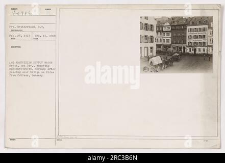 Le train de wagons d'approvisionnement en munitions de la première Division entre à Ehrenbreistein, en Allemagne, après avoir traversé le Rhin depuis Coblenz. La photographie a été prise le 14 décembre 1918 par le soldat Brotherhood, S.C., avec une description fournie. Gauthof Kreutz est mentionné dans les notes, faisant peut-être référence à un lieu ou à une personne impliquée dans les activités militaires décrites. Banque D'Images