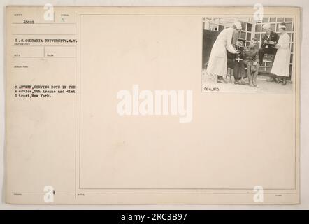 Cantine servant les garçons dans le service à la 5e Avenue et 41e rue, New York. Photo prise à l'Université Columbia. L'image représente des personnes travaillant dans la cantine, fournissant des services aux militaires. Cette photographie fait partie de la collection 9046810.' Banque D'Images