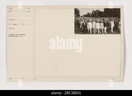 L'image capture un Liberty Loan Parade à Washington, D.C. pendant la première Guerre mondiale. Le défilé visait à vendre des obligations d'État pour soutenir les efforts de guerre. Des foules bordaient les rues tandis que les participants défilaient, arborant des bannières patriotiques et des drapeaux. Date et informations sur le photographe fournies. Banque D'Images