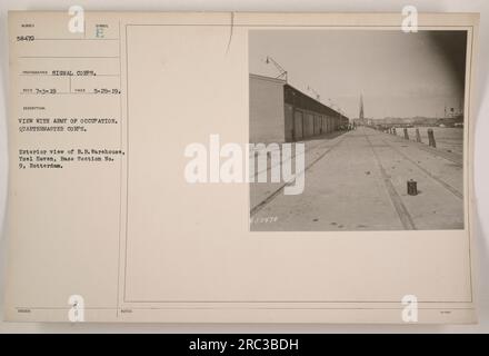 Vue extérieure de B.B. Entrepôt pris le 29 mai 1919, à YSEL Haven, base Section No 9, Rotterdam. La photographie représente l'armée d'occupation, en particulier le Quartermaster corps, et a été capturée par le signal corps. L'image a un symbole de description marqué comme 'E' et a été reçue le 3 juillet 1919. On note au coin de la photo le numéro de référence '$53470'. Banque D'Images