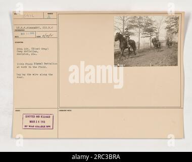 Légende : 'image 5416 : Lt. H.P. KINGSMORE, membre du Signals Regiment corps, photographié le 13 mars 1918 au camp McClellan, Anniston, Alabama. Cette image, prise le 20 février 1918, montre le 104th Field signal Battalion posant du fil de fer le long de la route dans le cadre de leurs opérations militaires pendant la première Guerre mondiale. Banque D'Images