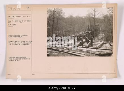 Progrès constructifs au Camp Humphreys, en Virginie Cette image montre Trestle n° 6 depuis l'extrémité nord Au premier plan, il y a des cours d'encadrement ou des tables. La photographie a été prise par le lieutenant E.M. deBerri, signal corps. La photo a été censurée et publiée le 3 juin 1918 par la branche historique, W.P.D. Banque D'Images