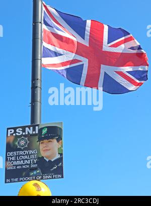 Drapeau de l'Union britannique vole Bushmills, affiche dénonce PSNI comme détruisant la communauté loyaliste et depuis le 4 novembre 2001, dans la poche du Sinn Fein, BT57 8QD Banque D'Images