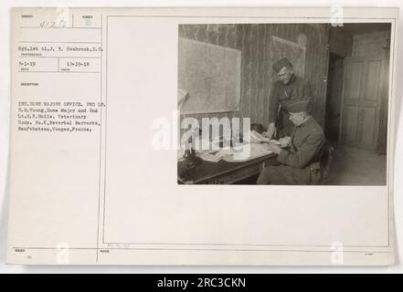 Image représentant le 2nd Lt. B.S. Young, zone Major, et 2nd Lt H.H. Baile au bureau du major de la zone d'internement à Neufchateau, France. Les deux officiers appartiennent à des unités militaires différentes, le lieutenant Young étant associé à l'hôpital vétérinaire no 6 et le lieutenant Baile de la caserne reverbale. Photo prise par le Sgt.1st cl.J. T. Seabrook. Banque D'Images