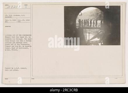 Les troupes américaines regardent hors du tunnel Hindenburg. Le tunnel traverse le canal Saint-de-Quentin et a été le site d'une attaque de mitrailleuse allemande. Situé à l'extrémité sud du tunnel Hindenburg et du canal de Saint-de-quant. Prise à Bellicourt, Aisne, France pendant la guerre mondiale 1. Banque D'Images