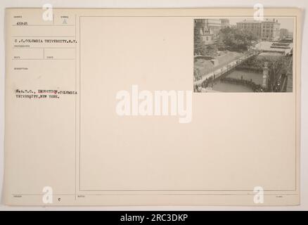 Soldats en cours d'intronisation dans le S.A.T.C (Students' Army Training corps) à l'Université Columbia à New York. La photographie a été prise par le photographe officiel chargé de documenter les activités de la S.A.T.C. Il capture le moment où les soldats reçoivent leurs uniformes pendant le processus d'initiation. Banque D'Images