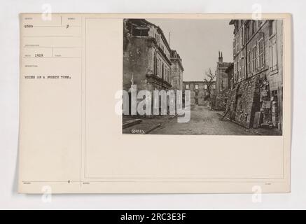 Ruines d'une ville française capturées dans une photographie prise en 1919. L'image, numérotée 2589, montre les graves destructions causées par les activités militaires pendant la première Guerre mondiale. Les notes du photographe décrivent la scène simplement comme « ruines d'une ville française ». Banque D'Images