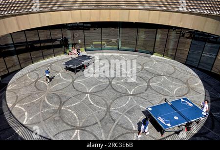 Enfants jouant au tennis de table à l'extérieur de la New Library Centenary Square, Birmingham, Angleterre Royaume-Uni Banque D'Images