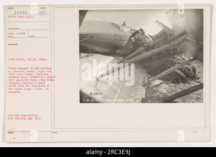 Avion endommagé d'un mauvais atterrissage à Leonard, Texas. Les ailes droite et gauche, le fuselage, le train d'atterrissage, l'hélice, le lit moteur, le réservoir d'essence et les patins d'aile sont tous endommagés. L'avion est une épave totale, à l'exception des ailes supérieures. Le pilote est le lieutenant Goodwin. Banque D'Images