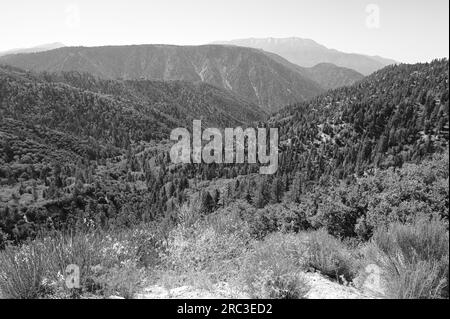 En regardant vers le bas une route de montagne menadering traversant les montagnes San Bernardino en Californie. Banque D'Images