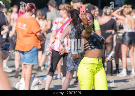 Berlin, Allemagne, 8 juillet 2023, Rave the Planet - une fille debout dans la foule prenant un selfie Banque D'Images