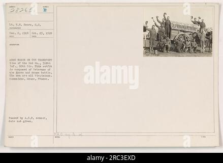 Soldats préparant des repas dans un wagon de mess sur la ligne de transport du 2e bataillon, 318e d'infanterie, 80e division. Les soldats de cette unité sont des vétérans des batailles de l'encre et de la Meuse. Ils viennent de Virginie. Localisation : Sommaisne, Meuse, France. Date de la photographie : 23 octobre 1918. Photographie prise par le lieutenant R.W. Sears, S.C. Classé par A.E.P. Censor. Banque D'Images