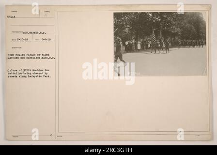 Défilé de retour du 312th machine Gun Battalion à Washington D.C. Les couleurs du bataillon sont encouragées par la foule le long du Lafayette Park. Cette photographie, prise le 8 juin 1919 par le sergent Warner S.C., porte le numéro de référence 53913. Banque D'Images