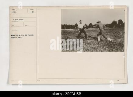 Soldats participant à des exercices à baïonnette pendant la première Guerre mondiale. Cette image, numérotée 111-SC-3261, a été prise par un photographe du signal corps et montre des troupes américaines en France en formation. La photo fait partie d'une collection présentant les activités militaires américaines pendant la guerre. Banque D'Images