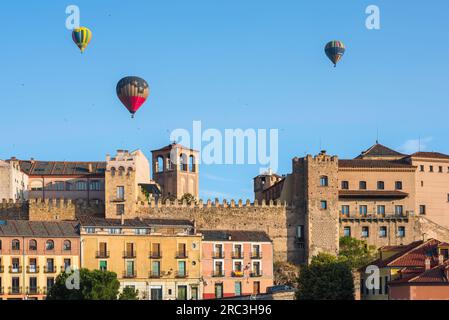 Voyage d'aventure, vue en été des montgolfières flottant au-dessus du quartier historique de la vieille ville de Ségovie, au centre de l'Espagne Banque D'Images