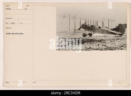 Photographie d'avions militaires américains pendant la première Guerre mondiale, prise en 1919. L'image montre différents types d'avions, y compris biplans et monoplans. Le photographe a capturé cette image comme un enregistrement des différents avions utilisés par l'armée américaine pendant cette période. La photographie porte le symbole au, indiquant qu'elle a été émise pour un usage officiel.' Banque D'Images