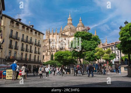 Plaza Mayor Segovia, vue en été de la Plaza Mayor historique à Ségovie montrant la magnifique cathédrale baroque, en Espagne Banque D'Images