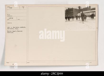 Soldats participant aux exercices physiques de Walter Camp, qui font partie de l'entraînement militaire pendant la première Guerre mondiale. Prise le 5 mars 1918 au 3e district naval de New Haven, Connecticut. Banque D'Images