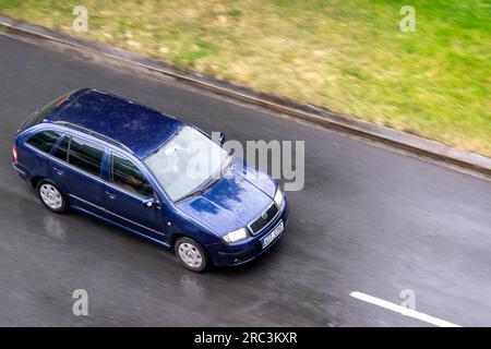 OSTRAVA, RÉPUBLIQUE TCHÈQUE - 21 JUIN 2023 : Skoda Fabia Combi break roule sur route mouillée avec effet de flou de mouvement Banque D'Images