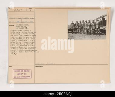 Un groupe de soldats américains, connus sous le nom d'Oncle sam's Golden Eagles, sont vus en formation à l'école d'aviation de North Island, San Diego, Californie. Cette photo a été prise le 14 mars 1918 par le lieutenant E. N. Jackson. Les soldats présentés comprennent le lieutenant Wm. H. Noble, capitaine Clyde C. Dunnington, major Wm. J. Fitzmaurice, Major John Purroy Mitchell, Edmond A. Fruss Jr., Major Wm. C. McCord, 1e lieutenant Joseph Harchow et 2e lieutenant Howard P. 1rd. L'image a été censurée et publiée le 3 avril 1918 par la Division War College. Banque D'Images