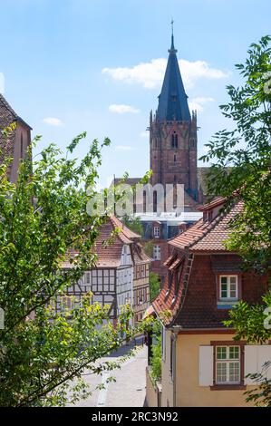 Vieille ville avec tour d'église des Saints Pierre et Paul, Wissembourg, Alsace, France, Europe Banque D'Images