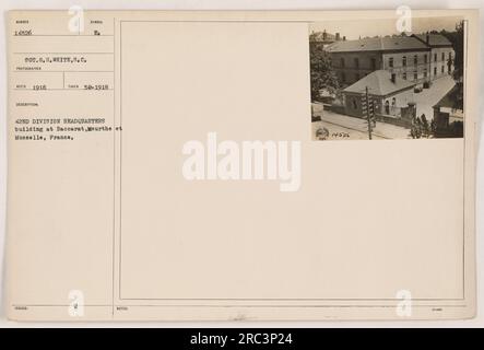 L'image représente le bâtiment du siège de la 42e Division situé à Baccarat, Meurthe et Moselle, France. La photographie a été prise par SOT.G.H. Blanc en 1918. La photo porte le numéro d'identification 14526 et a été émise le 22 février 1918. Banque D'Images