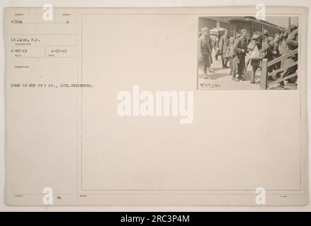 Compagnie C, 11e ingénieurs, pose pour une photo de groupe. Prise le 26 avril 1919, le lieutenant Lyon est identifié comme le photographe S.C. La photographie a été décrite par le problème reconnu. La date enregistrée est le 23 avril 1919. Cette légende est basée sur des informations factuelles tirées de la description de la photographie. Banque D'Images