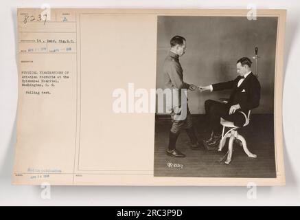 Les recrues de l'aviation subissant des examens physiques à l'hôpital épiscopal de Washington, DC sont vues passer un test de chute. Cette image, numérotée 8237, représente le lieutenant Reid et SIG. R.C. La photographie a été prise le 23 avril 1918, mais n'a pas été signalée pour publication. Les notes indiquent qu'il s'agit des examens physiques des recrues de l'aviation. Banque D'Images