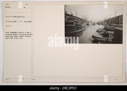 Image d'un dérapage entre les jetées 5 et 6 à New York, montrant de l'équipement flottant du port et des bateaux en réparation. La photographie a été prise le 3 avril 1920 et fait partie d'une collection d'activités militaires américaines pendant la première Guerre mondiale. Photographe : Capt. Cox, SC. Numéro de référence : 68145. Banque D'Images