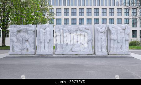 Berlin, Allemagne, 13 avril 2023, relief en marbre "Vieux monde" de Werner Stötzer sur le Marx-Engels-Forum Banque D'Images